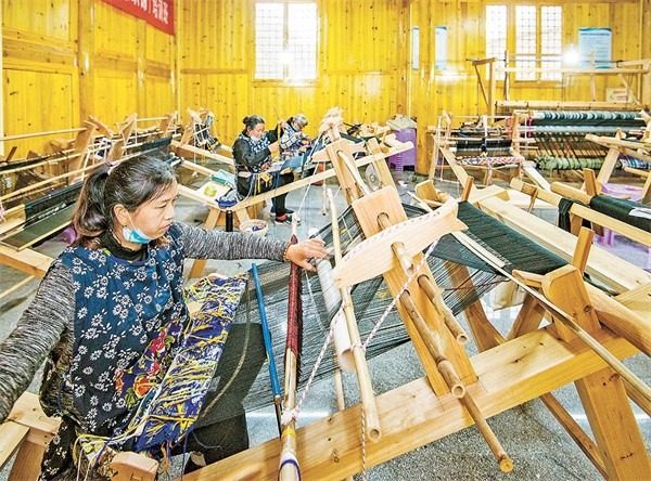 秀山土家族苗族自治縣清溪場鎮(zhèn)大寨村，土家織錦非遺工坊內(nèi)，繡娘正在加緊生產(chǎn)土家織錦。